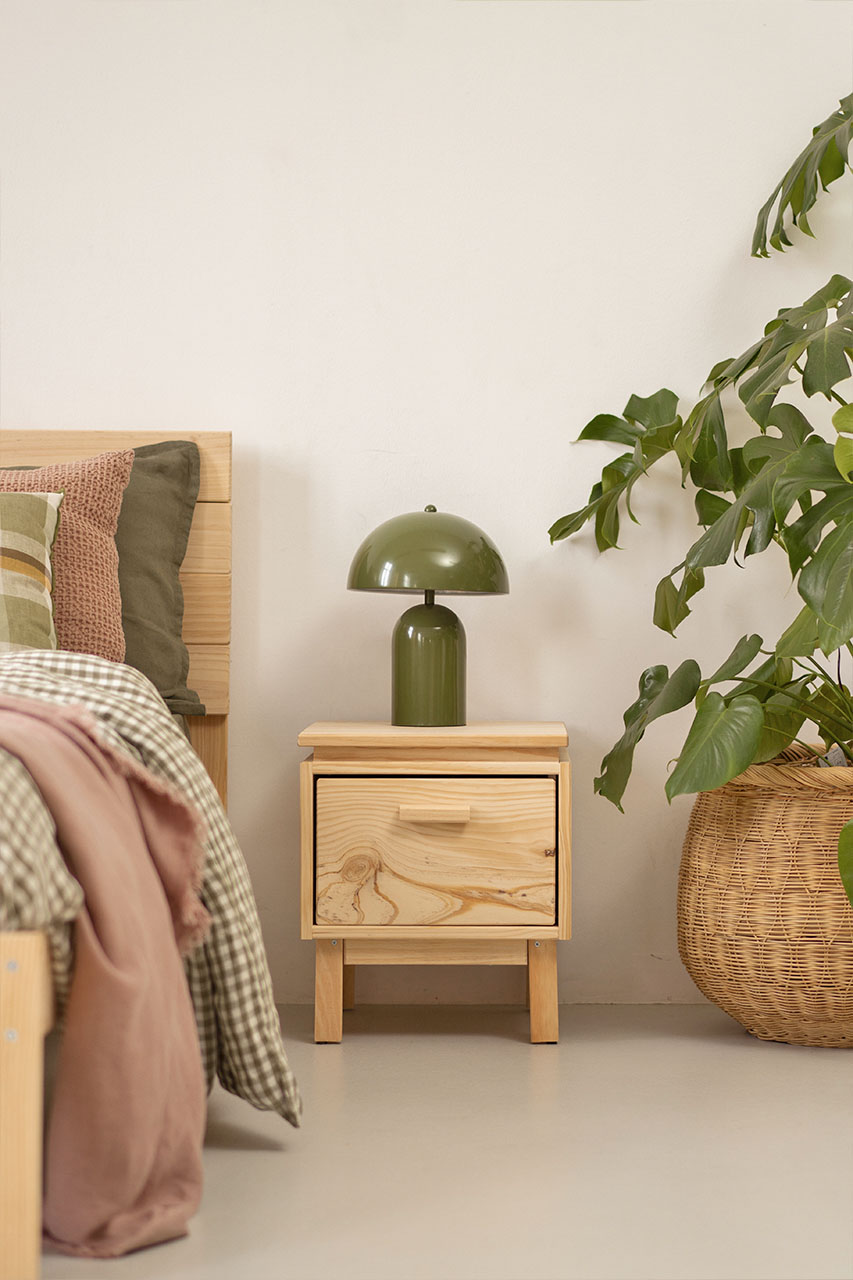 Imagen de ambiente 1 para:Mesilla de noche de madera con caj&oacute;n